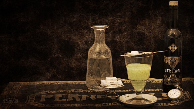 absinthe ve sklenici