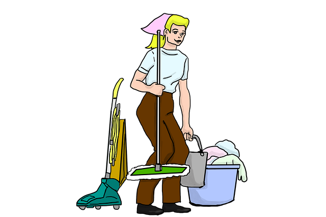 žena umývající podlahu